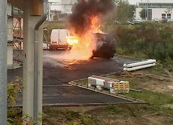 Stichflammen und kleinere Explosionen zeigten, dass dieser Brand hohes Gefahrenpotential hatte.