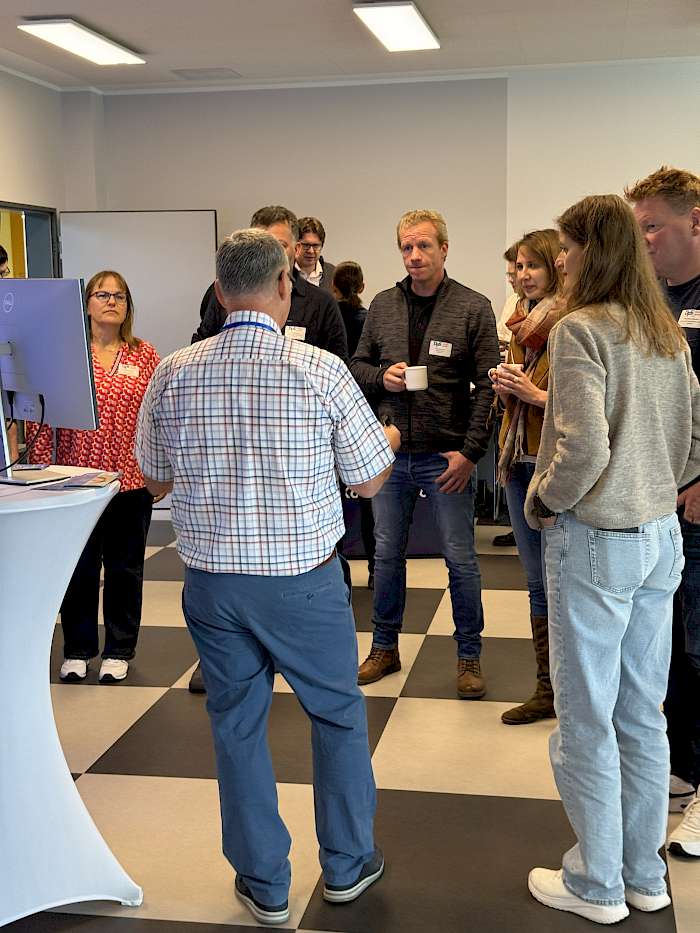 kleine Gruppen an den Ständen ermöglichen intensive Gespräche