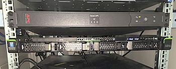 Direkt unter der USV die neue Kiste: der Intranet-Server