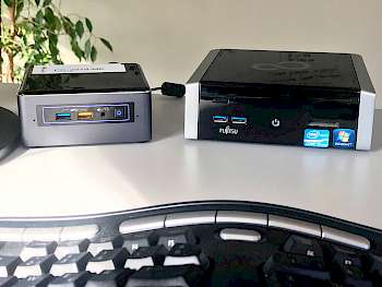 Der alte PC rechts war schon klein, aber der neue PC ist nochmal kleiner (passt auch hinter Monitore).