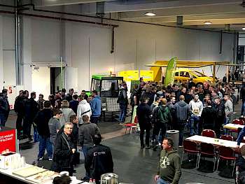 Viel los: am Stand von LOHNUNTERNEHMEN war viel los, das Traktor-Kabinen-Gewinnspiel zog viele Teams magisch an.
