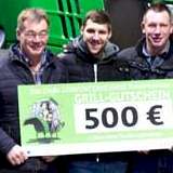 Das Team von Hilmar Thomßen hat das Traktorkabinen-Gewinnspiel der Zeitschrift LOHNUNTERNEHMEN gewonnen und freut sich über einen 500-€-Grillgutschein