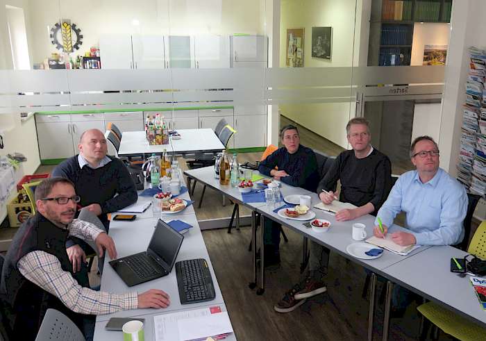 Die Jury der Demopark-Medaillen schaut konzentriert auf den Monitor an der Decke