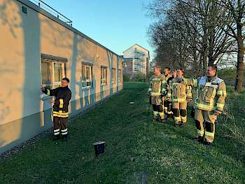 Ortsbegehung, erst im Gebäude und dann außerhalb