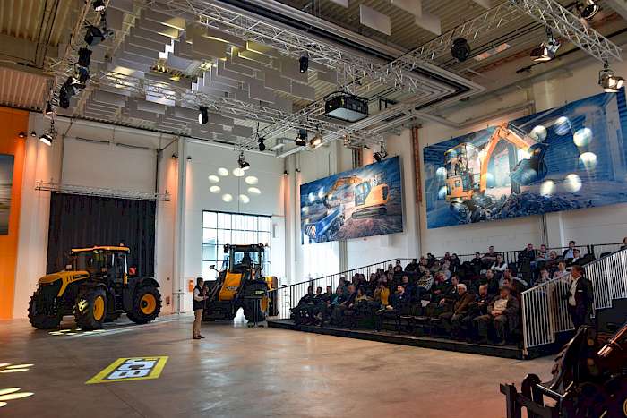 Großer Bahnhof bei JCB - unsere Auszubildende ist dabei