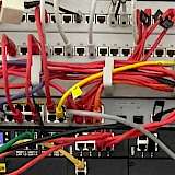 Unser Serverschrank von vorne: viele Kabel aber alles perfekt geordnet