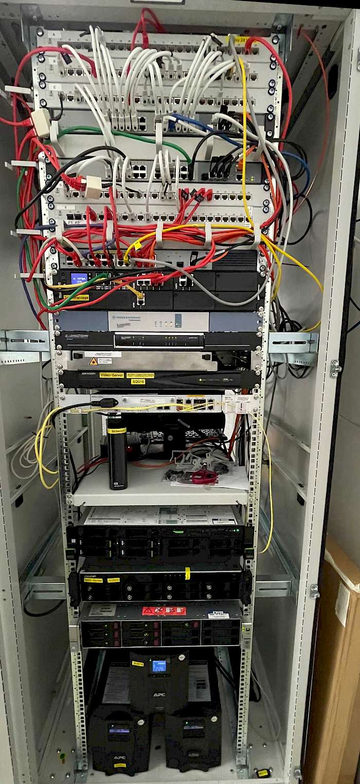 Unser Serverschrank von vorne: viele Kabel aber alles perfekt geordnet