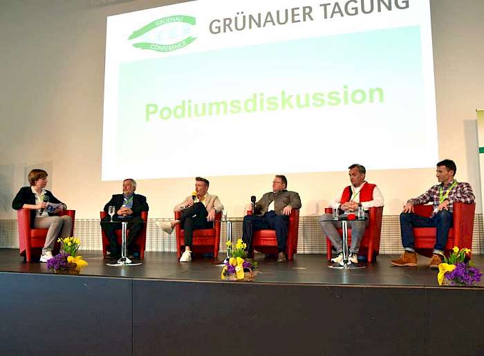 Podiumsdiskussion bei der Grünauer Tagung 2023 mit DpS-Redakteurin Pia-Kim Schaper