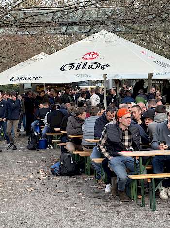 Trotz hoher Preise und November-Wetter war die Außengastronomie gut besucht.