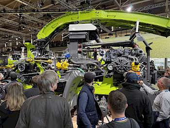 Hier am Claas-Stand gab es für nicht-Werkstattmenschen spannende, tiefe Einblicke ins Innenleben.